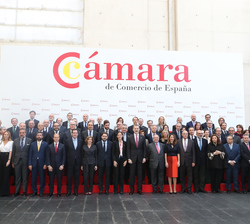 Fotografía de grupo de Su Majestad el Rey junto a los asistentes al Pleno de la Cámara de Comercio de España
