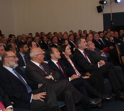 Don Felipe en el salón de actos al inicio del Pleno de la Cámara de Comercio de España