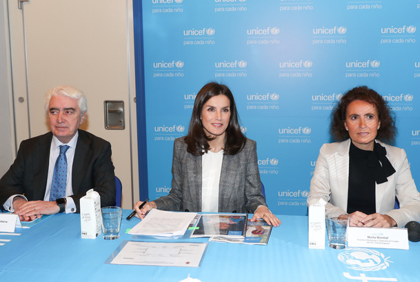 Su Majestad la Reina junto al presidente de UNICEF Comité Español, Gustavo Suárez  y la directora de Marketing y Captación de Fondos, Marta Montiel