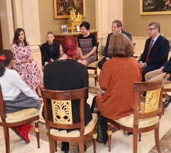 Su Majestad la Reina intercambia impresiones con los representantes de la Asociación "Visual TEAF"