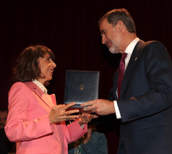 Su Majestad el Rey entrega el Premio "Reino de España a la Trayectoria Empresarial" a la hija de Plácido Arango, Maite Arango