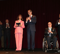 Su Majestad el Rey tras la entrega del Premio "Reino de España a la Trayectoria Empresarial" a la hija de Plácido Arango, Maite Arango junto