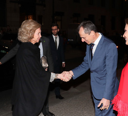 Su Majestad la Reina Doña Sofía recibe el saludo del ministro de Ciencia e Innovación, Pedro Duque