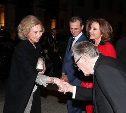 Su Majestad la Reina Doña Sofía recibe el saludo del director de la Real Academia de Bellas Artes de San Fernando, Fernando de Terán