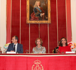 Su Majestad la Reina Doña Sofía en la mesa presidencial del acto