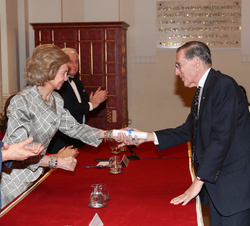 Doña Sofía hace entrega del galardón a Philippe de Montebello