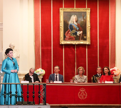 Su Majestad la Reina Doña Sofía en la mesa presidencial del acto durante la actuación de la soprano Angélica de la Riva 