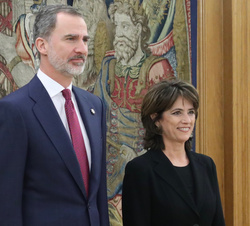 Su Majestad el Rey junto a la nueva fiscal general del Estado, Dolores Delgado García
