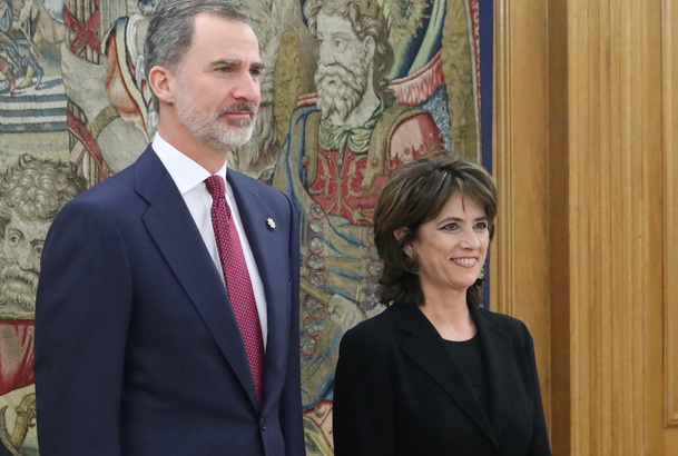 Su Majestad el Rey junto a la nueva fiscal general del Estado, Dolores Delgado García