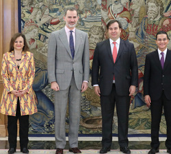 Su Majestad el Rey junto al presidente de la Cámara de Diputados de la República Federativa de Brasil, Rodrigo Maia y las autoridades que le acompañan