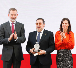 Sus Majestades los Reyes junto a Miguel Carballeda quien recoge el premio en la categoría de Acción Social