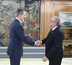 Su Majestad el Rey recibe el saludo del presidente del Comité Ejecutivo de la Confederación Española de Transportes de Mercancías (CETM), Ovidio De la