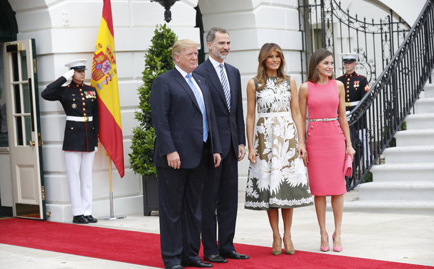 Fotografía de archivo de Sus Majestades los Reyes con el Presidente de los Estados Unidos, Donald Trump, y la Primera Dama, Melanie Trump