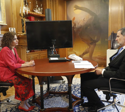 Su Majestad el Rey conversa con la ministra de Hacienda, María Jesús Montero Cuadrado