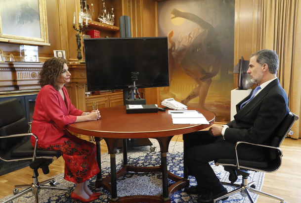 Su Majestad el Rey conversa con la ministra de Hacienda, María Jesús Montero Cuadrado