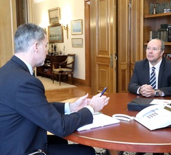 Don Felipe conversa con el ministro de Justicia, Juan Carlos Campo Moreno, durante la reunión 