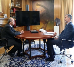 Su Majestad el Rey en su despacho con el ministro de Justicia, Juan Carlos Campo Moreno