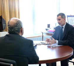 Don Felipe y el ministro de Justicia, Juan Carlos Campo Moreno, durante la reunión mantenida en el Palacio de La Zarzuela  
