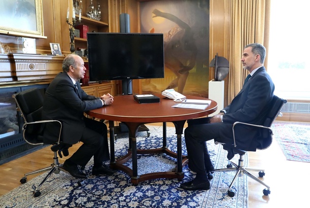Su Majestad el Rey en su despacho con el ministro de Justicia, Juan Carlos Campo Moreno