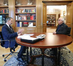 Don Felipe conversa con el ministro de Universidades