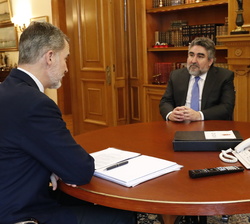 Don Felipe conversa con el ministro de Cultura y Deporte, José Manuel Rodríguez Uribes