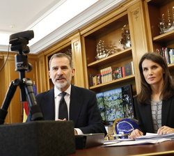 Don Felipe y Doña Letizia en un instante de su videoconferencia