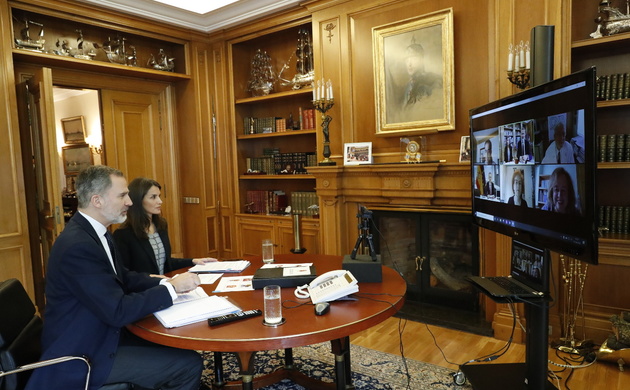 Sus Majestades los Reyes durante la videoconferencia que mantuvieron con investigadores del CSIC