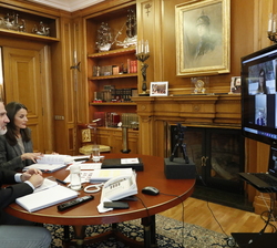 Don Felipe y Doña Letizia conversan por videoconferencia con los destacados embajadores en el ámbito científico de la Marca España