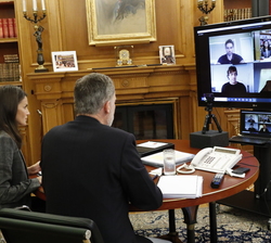 Don Felipe y Doña Letizia comienzan una videoconferencia con los destacados embajadores de la Marca España en el ámbito deportivo