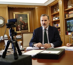 Sus Majestades los Reyes conversación con los responsables de la Empresa Municipal de Transportes de Madrid (EMT) 