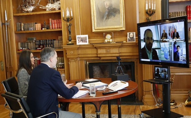Videoconferencia de Sus Majestades los Reyes con responsables de la Empresa Municipal de Transportes de Madrid (EMT)