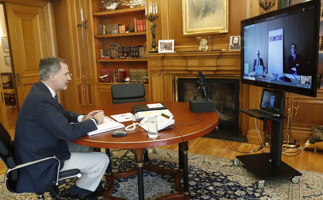 Su Majestad el Rey durante la videoconferencia con la Unión de Empresas Siderúrgicas