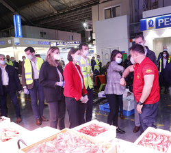 Doña Letizia saluda a un empleado de un puesto en la nave del mercado de pescados y mariscos