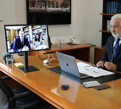 El presidente de la Confederacion Española de Comercio, Pedro Campo, en videoconferencia con Sus Majestades los Reyes