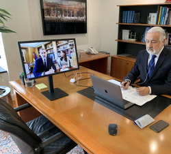 El presidente de la Confederacion Española de Comercio, Pedro Campo, en videoconferencia con Sus Majestades los Reyes