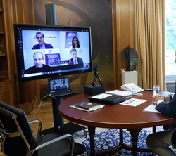 Su Majestad el Rey en videoconferencia con el Centro Español de Logística