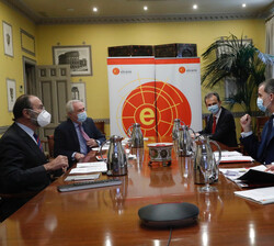 Sus Majestades los Reyes, acompañados del ministro de Ciencia e Innovación, con el presidente y el director del Real Instituo Elcano