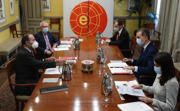 Sus Majestades los Reyes conversan sobre la situación sanitaria con miembros del Consejo Científico del Real Instituto Elcano