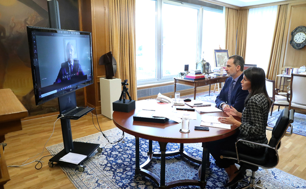 Sus Majestades los Reyes conversan por videoconferencia con el presidente de la Confederación Española de Agencias de Viajes