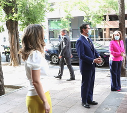 Su Majestad el Rey a su llegada a la sede de la CEOE es recibido por la secretaria general Iberoamericana, Rebeca Grynspan;  el presidente de la CEOE,