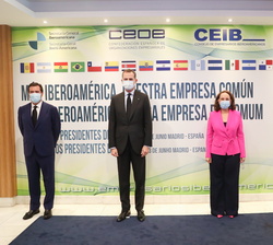 Fotografía de grupo de Su Majestad el Rey con la secretaria general Iberoamericana, Rebeca Grynspan;  el presidente de la CEOE, Antonio Garamendi y la