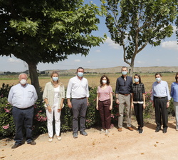 Fotografía de grupo de Sus Majestades los Reyes con las autoridades y responsables de la Sociedad Agraria de Transformación Vega de San Martín 