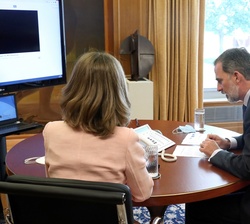 Su Majestad el Rey acompañado por Cristina Garmendia, presidenta de COTEC, durante la conversación telefónica mantenida con la Estación Espacial Inter