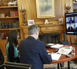 Sus Majestades los Reyes conversan por videoconferencia con el sector del Taxi