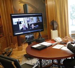 Don Felipe durante la videoconferencia con representantes del Gremio de Artistas Falleros de Valencia