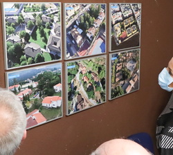 Doña Letizia observa unas imágenes durante la visita al centro