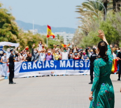 Sus Majestades los Reyes durante su visita a Palma reciben la calurosa bienvenida de los mallorquines y turistas que les esperaban en el Paseo Marítim