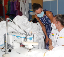 Doña Letizia conversa con una alumna del taller de costura