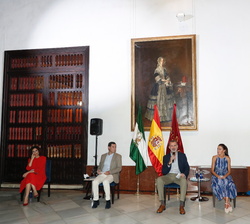 Don Felipe y Doña Letizia al inicio del encuentro con representantes de la Confederación de Empresarios de Andalucía