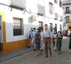 Don Felipe y Doña Letizia durante su recorrido por la calle San Basilio